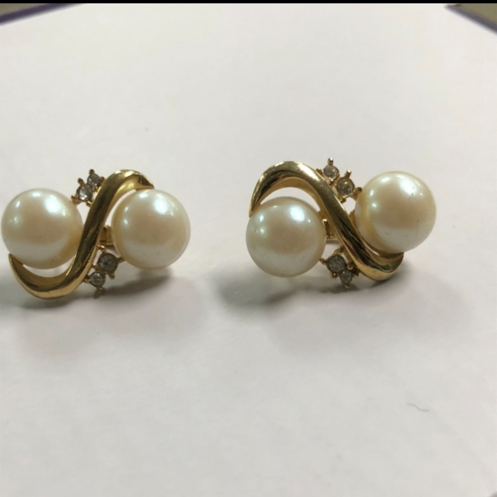 Vintage Richelieu Pearl Clip On Earrings - image 1